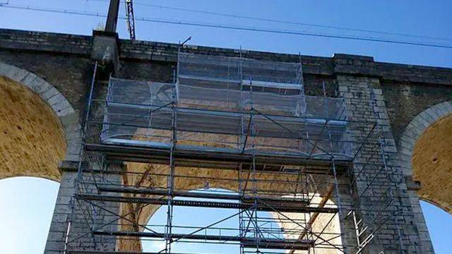échafaudage sur pont